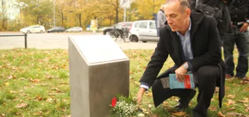 Almanya'da öldürülen Türk genci icin anit dikildi