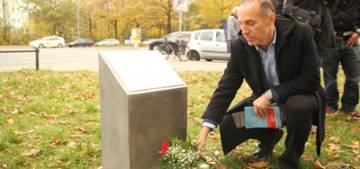 Almanya'da öldürülen Türk genci icin anit dikildi