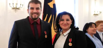 Almanya'dan iki Türk'e liyakat nişanı verildi Almanya'dan iki Türk'e liyakat nişanı verildi