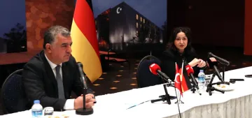 Büyükelçi ve Sağlık Bakanı’ndan Almanyalı Türklere aşı çağrısı Büyükelçi ve Sağlık Bakanı’ndan Almanyalı Türklere aşı çağrısı