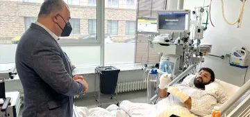 Büyükelçi Şen, Heiligenhaus’ta saldırıya uğrayan aileyi ziyaret etti Büyükelçi Şen, Heiligenhaus’ta saldırıya uğrayan aileyi ziyaret etti