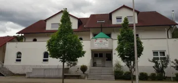 Cami aydınlatma direğine islamofobik yazı Cami aydınlatma direğine islamofobik yazı