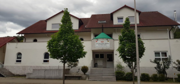 Cami aydınlatma direğine islamofobik yazı