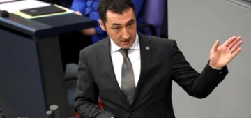 Aşırı sağcılardan Özdemir ve Roth’a ölüm tehdidi Aşırı sağcılardan Özdemir ve Roth’a ölüm tehdidi