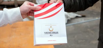 Köln’de cemaate hijyen paketi dağıtıldı Köln’de cemaate hijyen paketi dağıtıldı