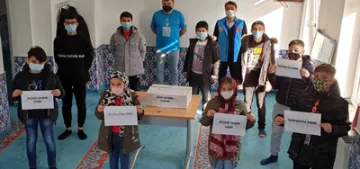 Çocuklar İzmir’li depremzedeler için yardım topladılar Çocuklar İzmir’li depremzedeler için yardım topladılar