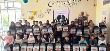 Öğrencilere çanta ve kitap hediye edildi Öğrencilere çanta ve kitap hediye edildi