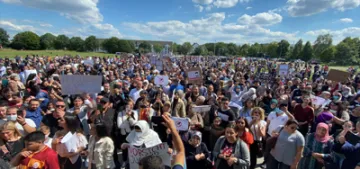 Dormagen Belediyesi’ne siyah çelenk bıraktılar