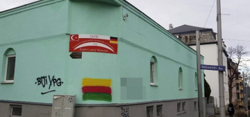 PKK/PYD yandaşlarından Dresden’de camiye boyalı saldırı