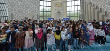 Köln'de Müslüman öğrenciler okula dualarla başladı