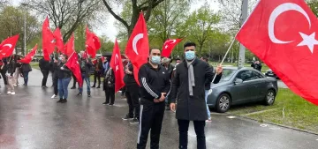Duisburg’da araç konvoyuyla polise karşı protesto