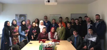 Duisburg’da Türk gençler hastalara moral verdi