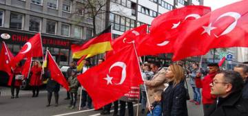 Düsseldorf’ta Türk çocukları için yürüdüler