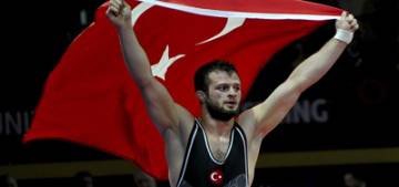 Güreşte bir madalya da Enes’ten