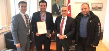 Essen’de başarılı gençler ödüllendirildi Essen’de başarılı gençler ödüllendirildi