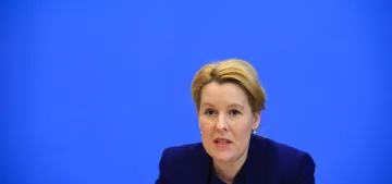 Bakan Giffey intihal suçlaması nedeniyle istifa etti