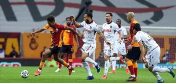 Galatasaray 1 puanı uzatmalarda aldı. Galatasaray 1 puanı uzatmalarda aldı.