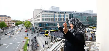 Göstericilere el sallayınca sosyal medyada ilgi odağı oldu