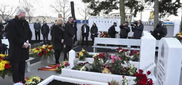 2. yılında Hanau ırkçı terör saldırısı kurbanları mezarı başında anıldı