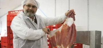 Sporcu olarak gittiği Almanya’da döner fabrikatörü oldu