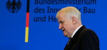 Seehofer CSU Genel Baskanligini birakiyor