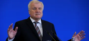 Seehofer ilticası reddedilenlere tutuklama istedi