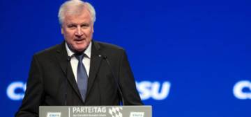 Seehofer'den ayağının tozuyla İslam karşıtı açıklama