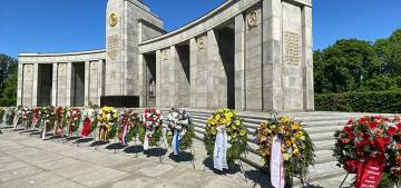 Berlin'de 2. Dünya Savaşı'nın son ermesi yıldönümünde anma etkinliği