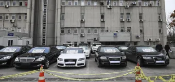 Almanya'dan getirdikleri ikinci el araçları yeni gibi satacaklardı Almanya'dan getirdikleri ikinci el araçları yeni gibi satacaklardı