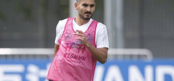 İlkay Gündoğan'ın aracına saldırdılar İlkay Gündoğan'ın aracına saldırdılar