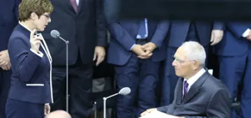 Yeni Savunma Bakanı yemin ederek görevine başladı Yeni Savunma Bakanı yemin ederek görevine başladı