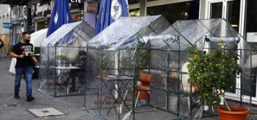Berlin’de bir kafede virüse karşı saydam çadır