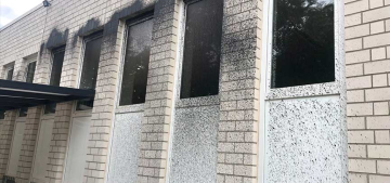 Kassel’de bir caminin duvarlarına boya torbaları atıldı