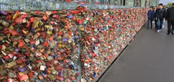 Köln'deki tren yolu köprüsü aşk köprüsü oldu Köln'deki tren yolu köprüsü aşk köprüsü oldu