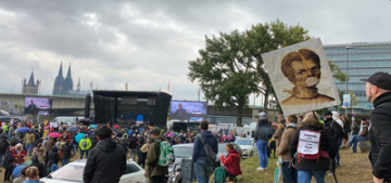 Köln‘de binlerce kişi Kovid-19 kısıtlamalarını protesto etti