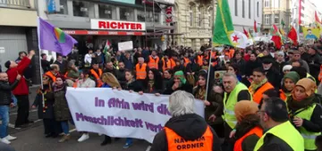 Köln‘de PKK yürüyüşü durduruldu Köln‘de PKK yürüyüşü durduruldu