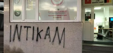 Kornwestheim‘de cami duvarına "intikam" yazıldı Kornwestheim‘de cami duvarına "intikam" yazıldı