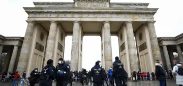 Almanya'nın dört bir yanında Kovid-19 tedbirleri protesto edildi Almanya'nın dört bir yanında Kovid-19 tedbirleri protesto edildi