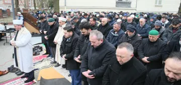 Yakılan caminin önünde cuma namazı kıldılar