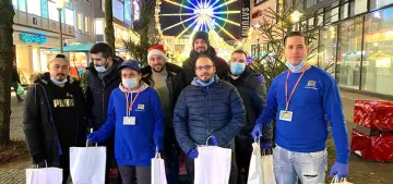 Sokakta yaşayanlara yemek ve hediye dağıttılar Sokakta yaşayanlara yemek ve hediye dağıttılar