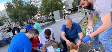 Merhaba & Mahlzeit sokakta yaşayanlara gıda yardımı yaptı