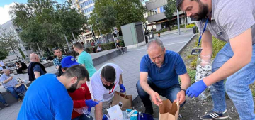 Merhaba & Mahlzeit sokakta yaşayanlara gıda yardımı yaptı