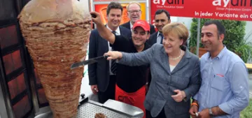 Başbakan Merkel döner kesti