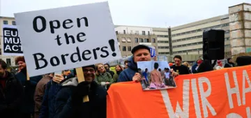 Merkel ile Miçotakis Berlin’de protesto edildi Merkel ile Miçotakis Berlin’de protesto edildi