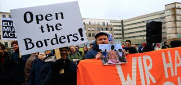 Merkel ile Miçotakis Berlin’de protesto edildi
