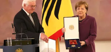 Eski Başbakan Merkel'e üstün hizmet ödülü verildi