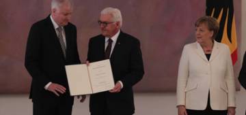 Merkel mecliste yemin ederek göreve başladı