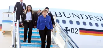 Merkel'in uçağı arızalanınca acil iniş yaptı Merkel'in uçağı arızalanınca acil iniş yaptı