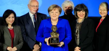 Merkel'e Uluslararası Anlayış Ödülü verildi