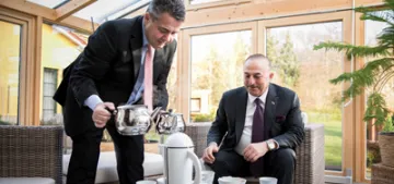 Gabriel Çavuşoğlu'na Türk çayı ikram etti